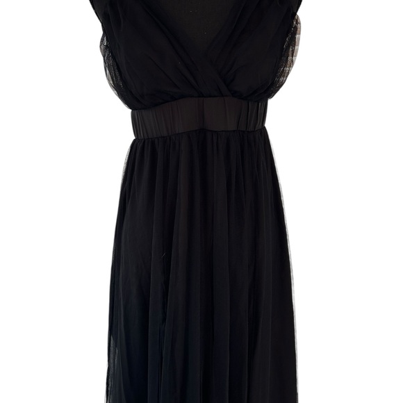 Black Maxi Dress with Elegant Silhouette - Picture 3 of 9